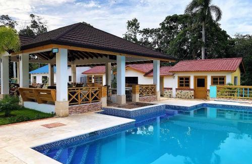 La Vega Province House | Villa Carolina By Hospedify Hermosa villa con piscina, mesa de billar, cancha de baloncesto y BBQ