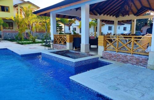 La Vega Province House | Villa Carolina By Hospedify Hermosa villa con piscina, mesa de billar, cancha de baloncesto y BBQ