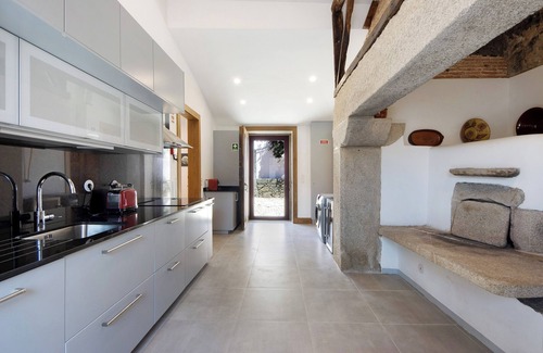 Guilhabreu Villa | Villa 'Casa Do Outeiro' with Terrace, Pool, Wi-Fi and Air Conditioning