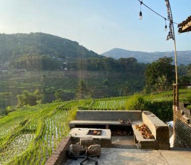 Bandung Villa | Villa Cetok Syariah - Nuansa Pedesaan