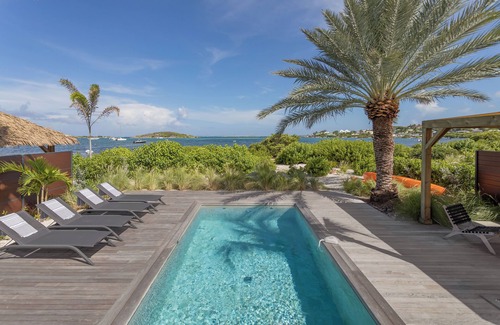 Bellevue Villa | Villa Coco - Waterfront property with water access, swimming pool, AC & kayaks