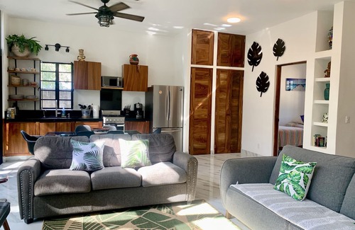 San Francisco House | Villa Cocos, Modern Family Retreat, Cozy & Private just 3 Blocks from the Beach