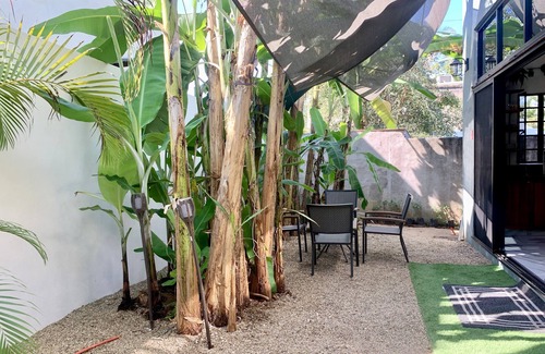 San Francisco House | Villa Cocos, Modern Family Retreat, Cozy & Private just 3 Blocks from the Beach