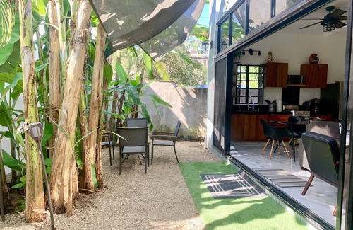 San Francisco House | Villa Cocos, Modern Family Retreat, Cozy & Private just 3 Blocks from the Beach