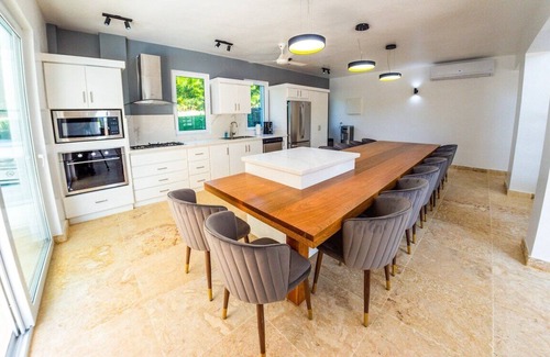 Urbanizacion Tavarez Villa | Villa Collie: Luxury Retreat/7 King Master BR/Maid