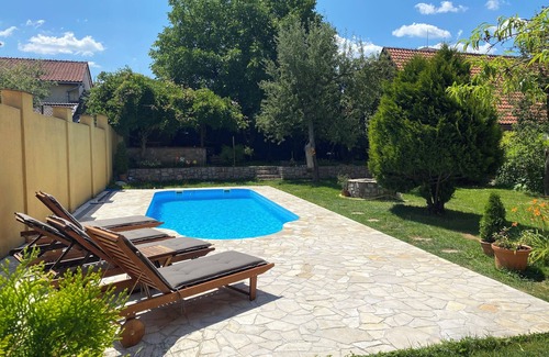 Roznava Villa | Villa Coral - Beautiful Poolside Oasis