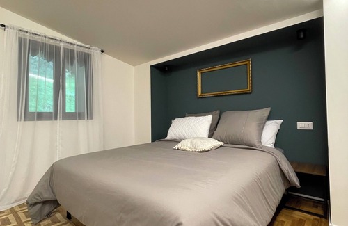 Civenna Bed & Breakfast | Villa D'ALBA with spectacular views of the mountains and Lake Room with balcony