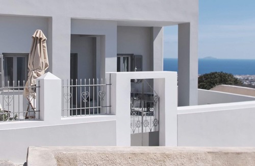 Fira Villa | Villa DALI Danae with large jacuzzi and amazing volcano and caldera view
