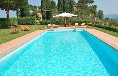 Calvi di Umbria Villa | Villa Darsia: A splendid and luminous two-story villa surrounded by meadows and by green hills, with Free WI-FI.