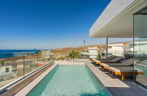 Armenime Villa | Villa de Lujo con Piscina Climatizada y Vistas Espectaculares al mar