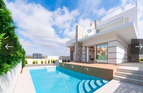 Los Alcazares Villa | Villa de Sol in Los Alcazares with 4 bedrooms, private swimming pool, sauna and jacuzzi.