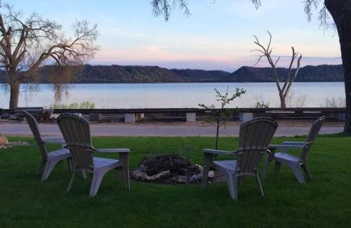 Pepin House | Villa Del Lago - Lakehouse in Pepin
