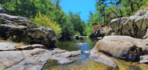 Vernoux-en-Vivarais Villa | Villa Domaine Liberté avec prairie et forêt au bord d'une rivière en Ardèche