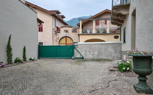 Caldaro Sulla Strada del Vino Apartment | Villa Donata - Luxuriöses & großzügiges Apartment im Herzen von Kaltern, mit Innenhof, kostenlosem Parkplatz direkt am Haus