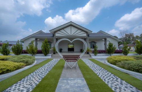 Kampung Bukit Katil Villa | Villa Dracaena Melaka - Private Pool, Hill View, 20 minutes to Town