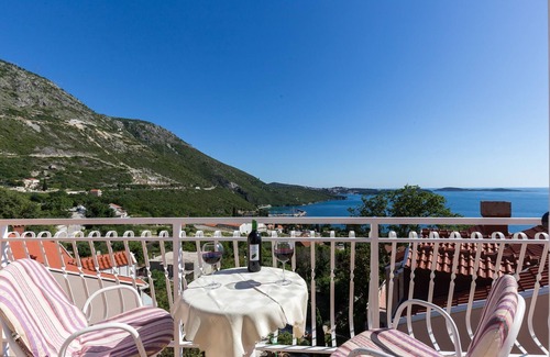 Plat Apartment | Villa Dubravka - Premium Studio Apartment with Balcony and Sea View (Apartman 2)