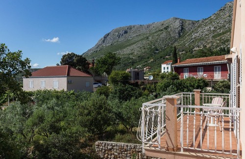 Plat Apartment | Villa Dubravka - Superior Studio Apartment with Balcony and Sea View (Apartman 3)