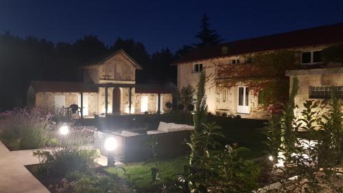 Civrac-de-Blaye Villa | villa entière château Lacroix de Civrac 3 ch, 3 sdb, piscine xxl,sauna, 4 étoiles,7 pers