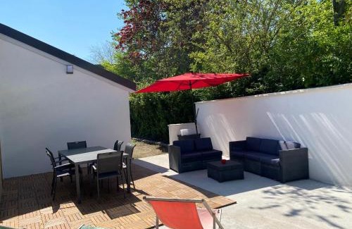 Halluin Villa | Villa entourée de verdure avec parking privé