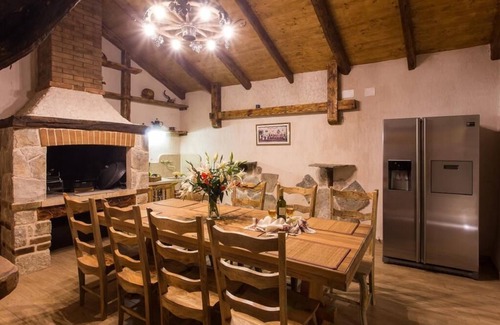 Dunave Krajnje Villa | Villa Falcon Rook - Four-Bedroom Villa with Terrace and Swimming Pool