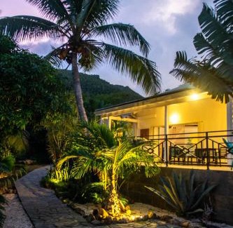 Orient Bay Bed & Breakfast | Villa Fleur de Pirate