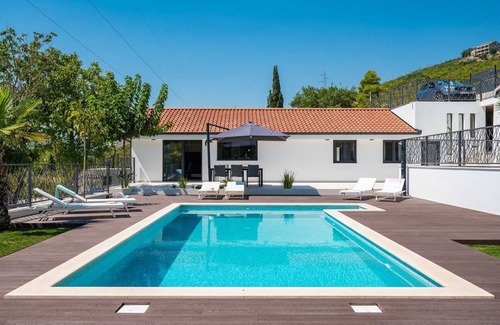 Srinjine Villa | Villa Florinda with Pool and Gym near Split
