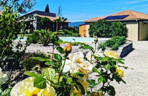 Grospierres Bed & Breakfast | Villa Font Vive - Chambres d'hôtes éco-labellisées avec cuisine - Confort, calme et vue exceptionnels !