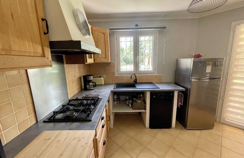 Saint-Laurent-des-Arbres Villa | Villa sur Terrain Clos et Arboré de 2000 m2 , Avec Piscine