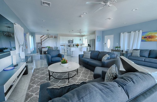 Rosendal House | Villa Francisca – Stylishly Remodeled 3-Bedroom Executive Villa with Ocean Views