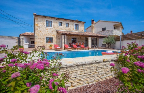 Valtura Villa | Villa Gina