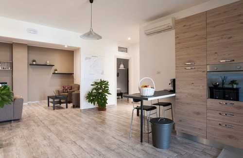 Santa Venerina House | Villa Ginevra depandance swimming pool and wifi and free parking