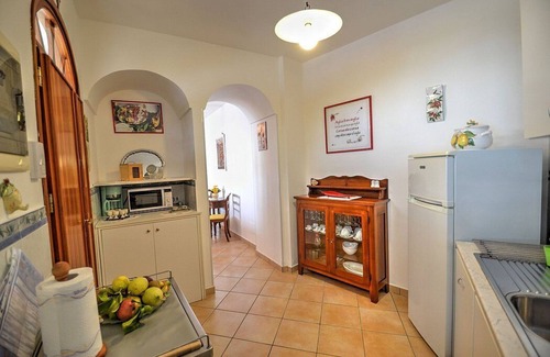 Praiano House | Villa Gisella B: A bright apartment which faces the sun and the sea, with Free WI-FI.