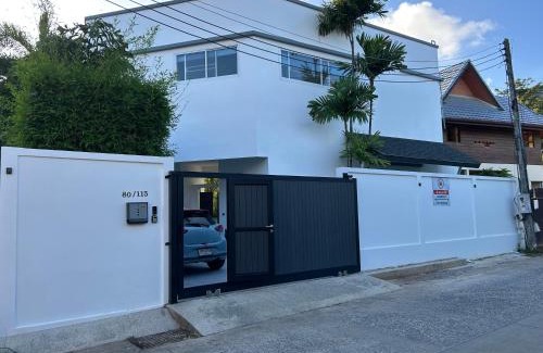 Rawai Villa | Villa Guenlaur 3 studios with kitchenette and pool