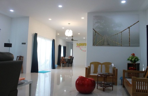 Bentong House | Villa, Hot & Cold water supply, durian, palm garden park, waterfall, hot spring