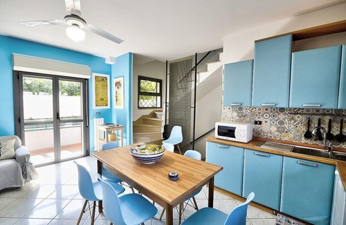 Laura House | Villa Il Nocchiero: A welcoming three-story independent house situated at a short distance from the beach, with Free WI-FI.