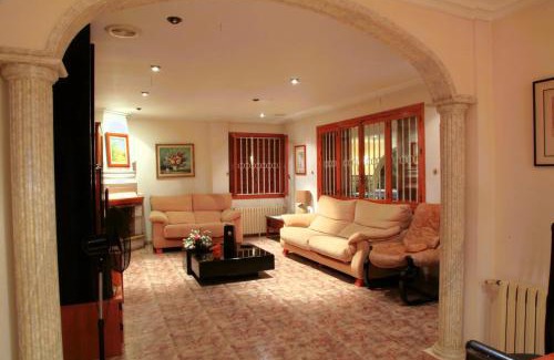 Elche Villa | Villa Iluminada con chimenea, barbacoa y piscina cerca Playa