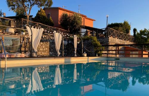Montelirossi House | Villa immersa nel verde