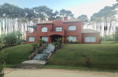La Barra Villa | VILLA IN A LUXURY PRIVATE NEIGHBORHOOD LOCATED AT MANANATIALES, PUNTA DEL ESTE .