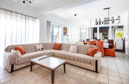 Katsikia House | Villa in Crete with Private Pool & BBQ