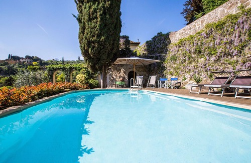 Florence Villa | Villa in Florence - No Car Needed, Terrific Views. Exclusive Pool, Garden, Wi-Fi