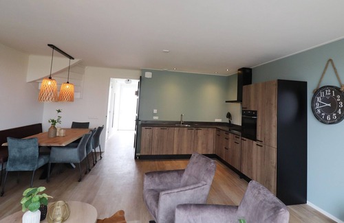 Leons House | Villa in Leons with Sloop Rentals