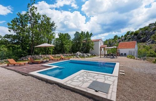Neoric Villa | Villa in Neoric with Pool and Bubble Bath