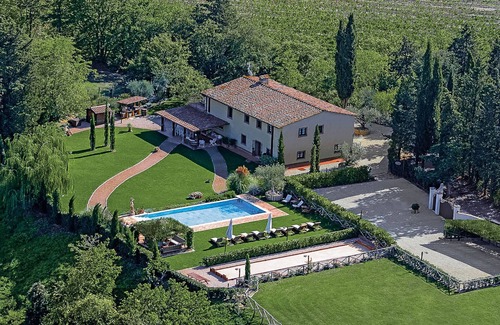San Gimignano Villa | VILLA IRIS LUXURY SAN GIMIGNANO, 6 EN SUITE ROOMS, SWIMMING POOL, SPA, SAUNA.