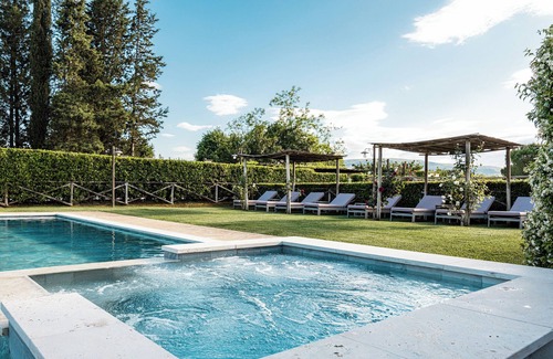 San Gimignano Villa | VILLA IRIS LUXURY SAN GIMIGNANO, 6 EN SUITE ROOMS, SWIMMING POOL, SPA, SAUNA.