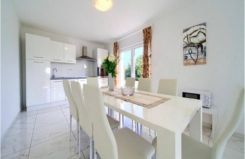 Milohnici Villa | Villa Isabella - Four Bedroom Villa with Swimming Pool