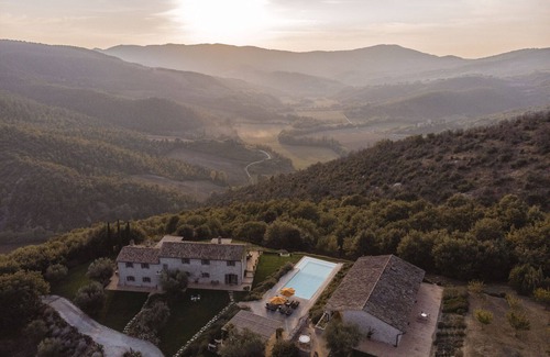 Montelaguardia Villa | Villa in San Giovanni Del Pantano with 7 bedrooms sleeps 14