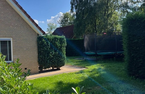 Wijchen House | Villa June Rosy, Heerlijk Huis in een Bosrijke Omgeving Vlakbij Nijmegen