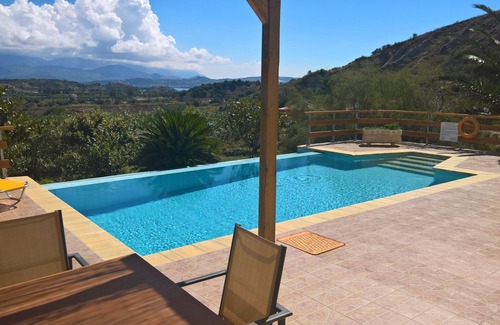 Mantzavinata Villa | Villa Karavaki - 3 bedroom family villa close to Xi beach and Lixouri town