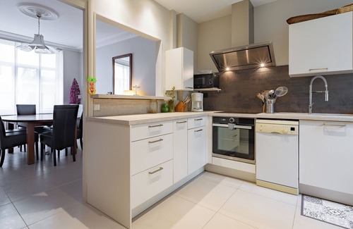Chabeuil Villa | Villa 'La Halle' with Balcony and Wi-Fi