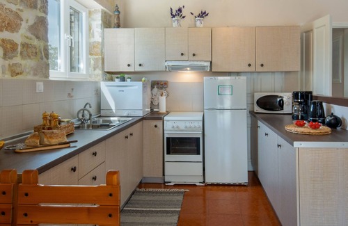 Vlachopoulatika House | Villa Labovitsa: A/C, sunny terraces, Wi-Fi, sleeps 4